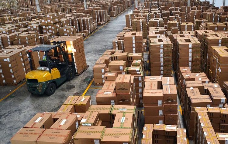 Are imported goods that do not comply with the import license considered unlicensed?