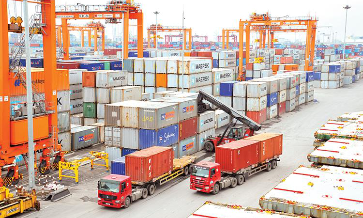 Do goods in transit through Vietnam have to go through customs procedures?