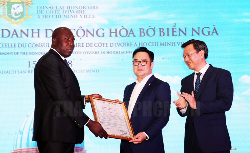 Is a person who wants to become a foreign honorary consular officer in Vietnam required to have Vietnamese nationality?