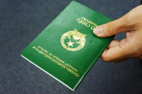 What conditions need to be met to obtain Vietnamese citizenship?