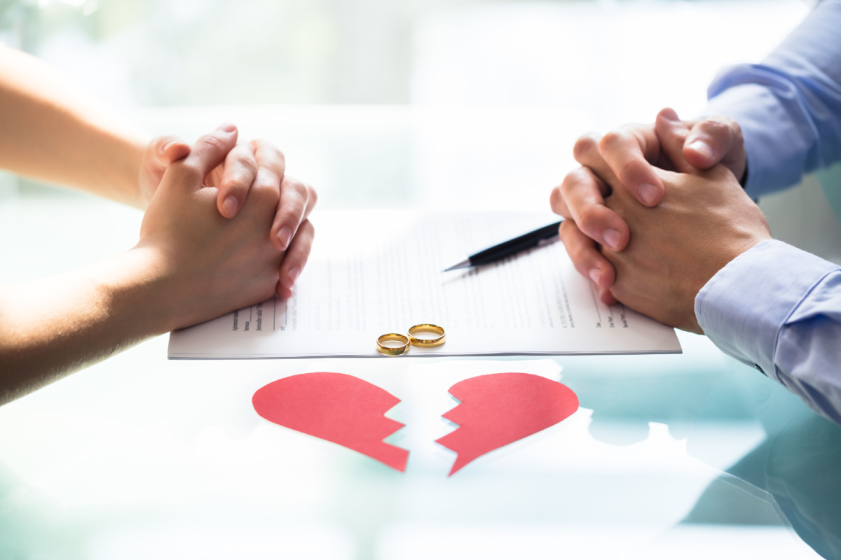 If husband and wife agree to divorce, the husband must pay the first instance court fee according to current regulations?