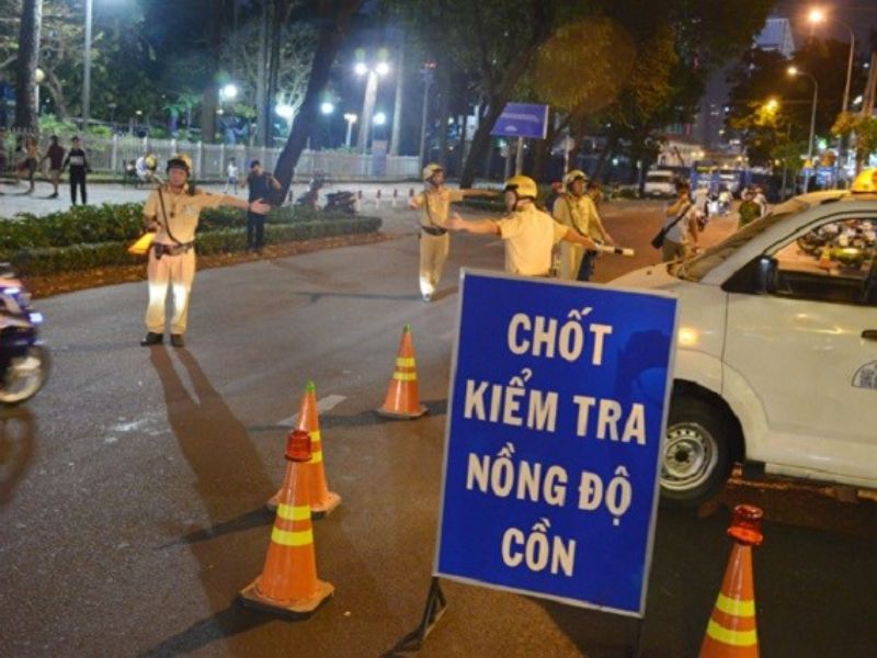 Xuống xe dắt bộ qua “chốt” cảnh sát giao thông, có bị phạt không?
