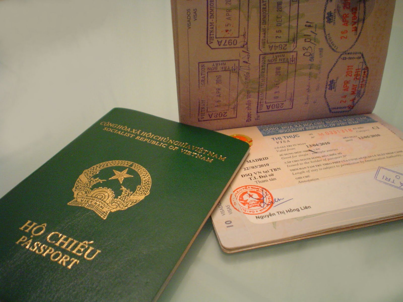 What information does a real estate trading organization need to collect to identify customers with two or more nationalities?