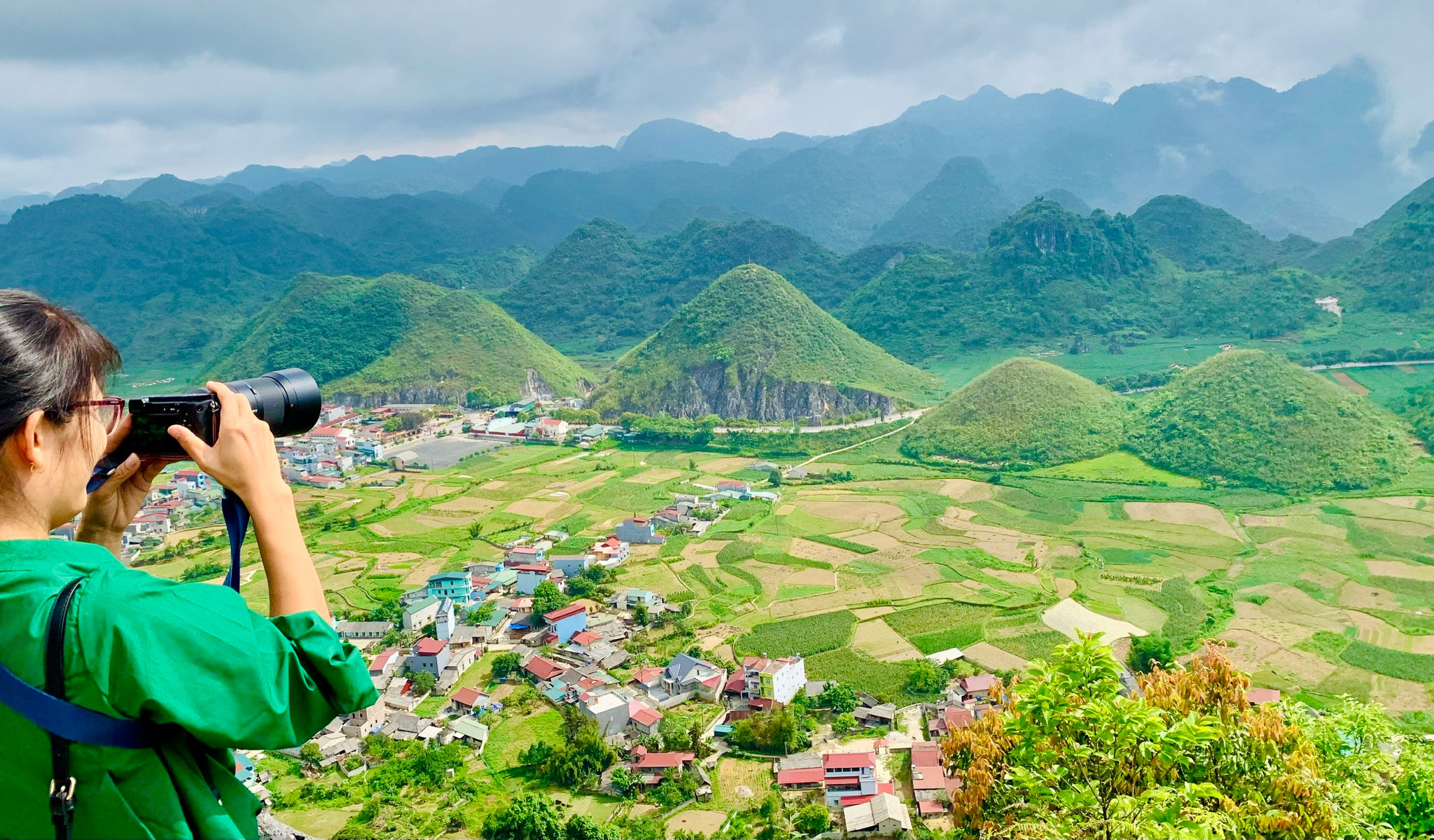 Visa du lịch cấp cho người nước ngoài thì người này có thể làm việc tại Việt Nam không? Nếu không được thì có thể xin chuyển sang Visa lao động không?