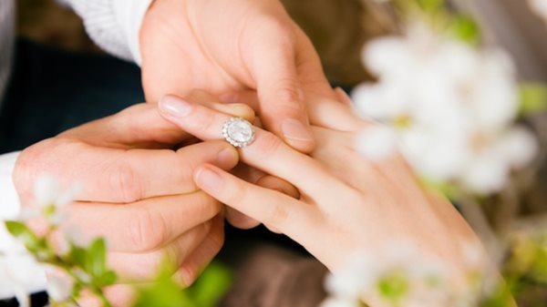 Người nước ngoài có visa diện kết hôn có thể sử dụng để xin việc làm tại Việt Nam hay phải đăng ký lại visa theo diện lao động?
