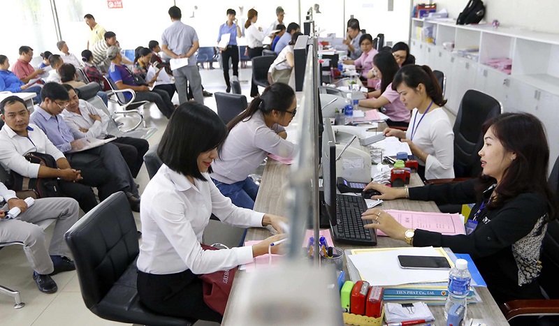 Can people with dual nationality register for civil servant recruitment?
