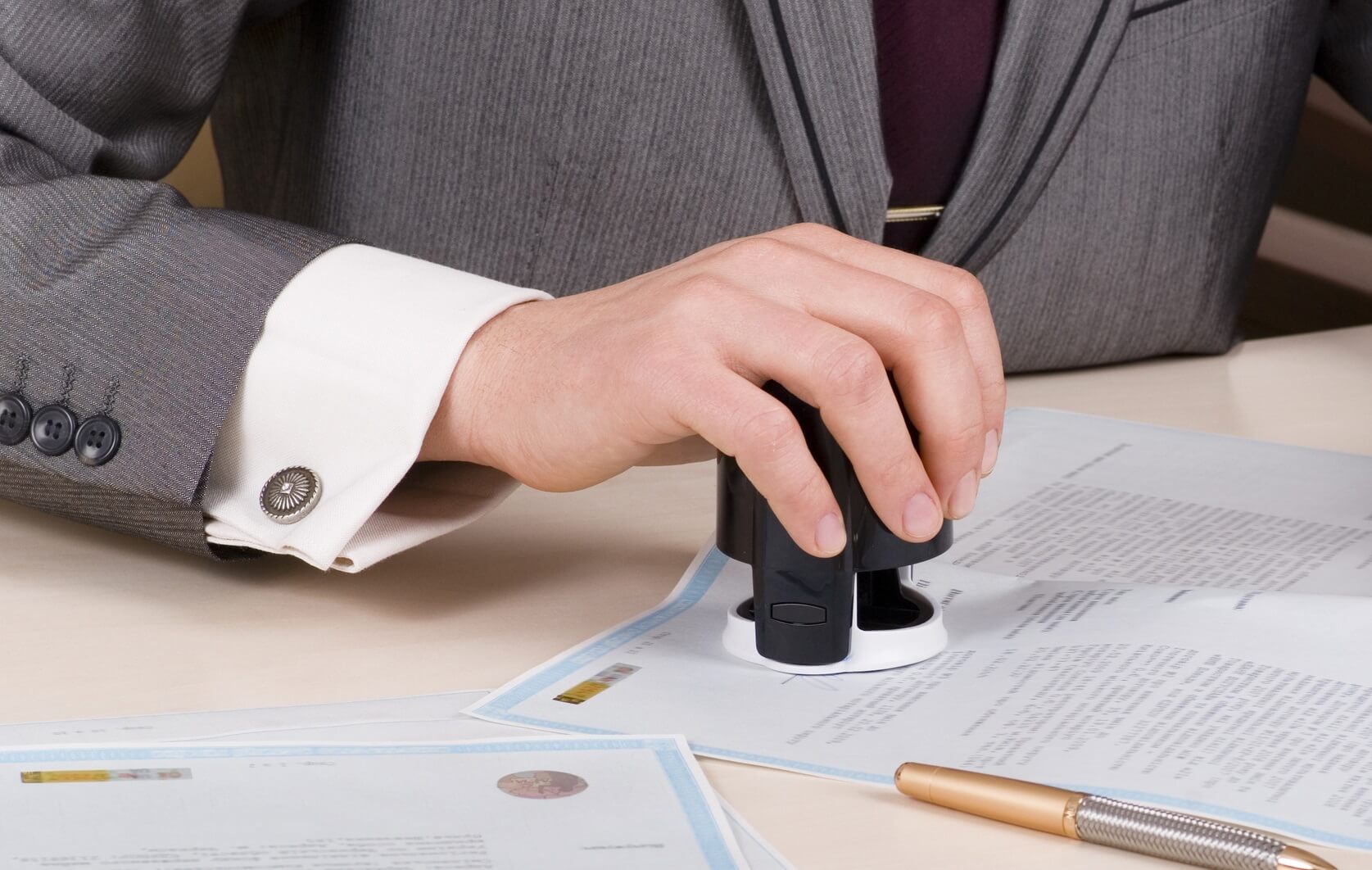 If the notary public practice organization that certifies trainees temporarily suspends operations, the trainees must also temporarily suspend their internships?
