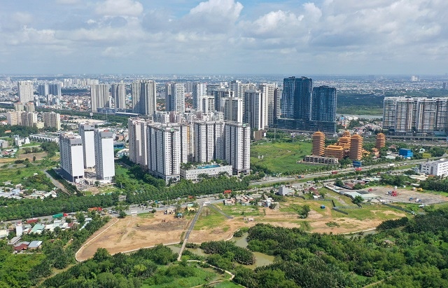 Who has the right to decide the specific land price in case of adjusting the land use term according to the Land Law?