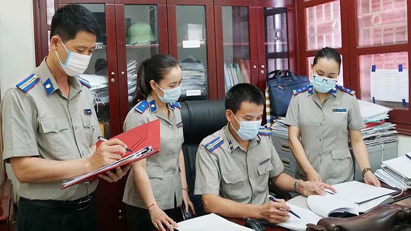 Lawyers participate in executing judgments