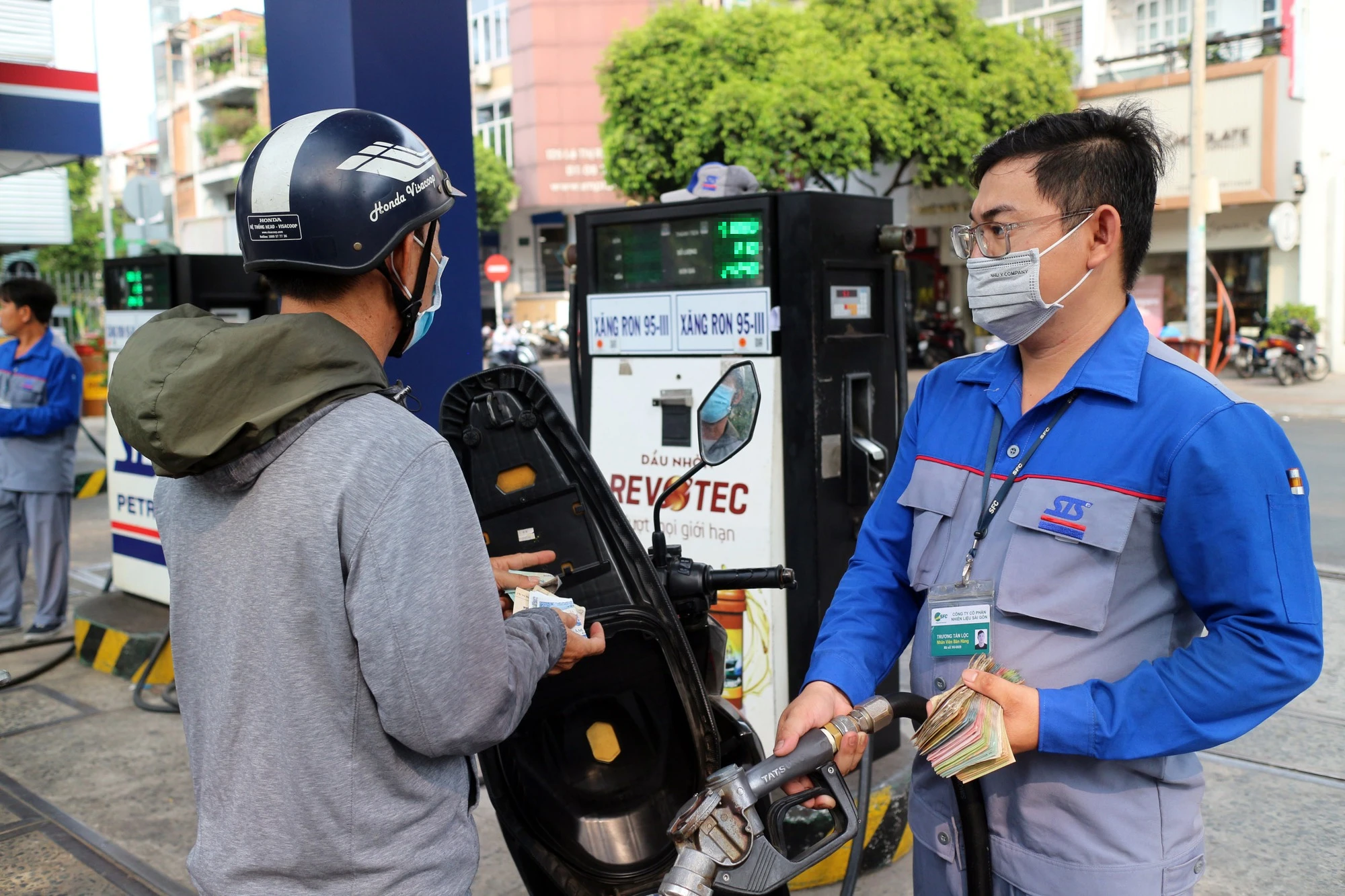Kinh doanh bán lẻ xăng dầu theo phương thức nhượng quyền thương mại thì có cần giấy chứng nhận đủ điều kiện làm đại lý không?