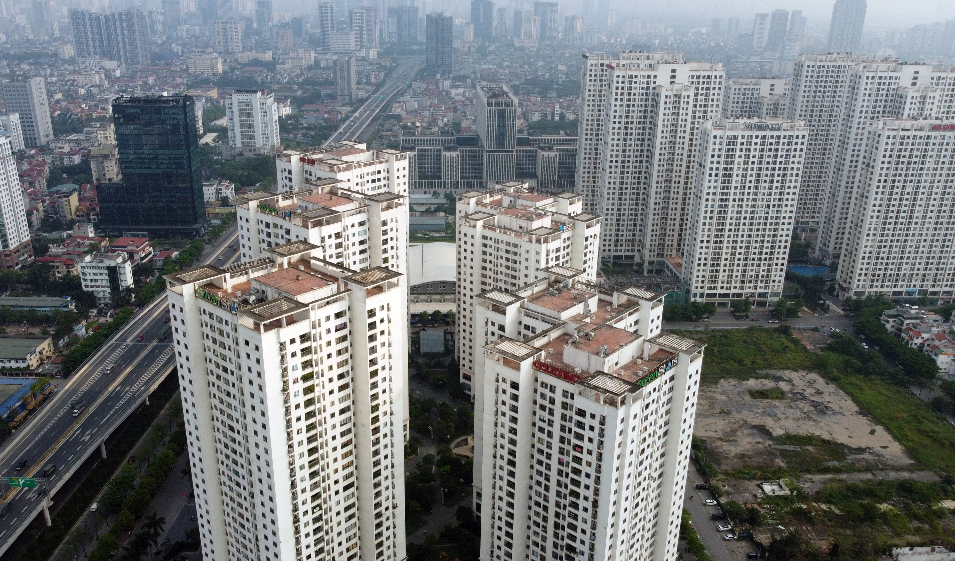 When can the investor decide on the price of apartment management and operation services?