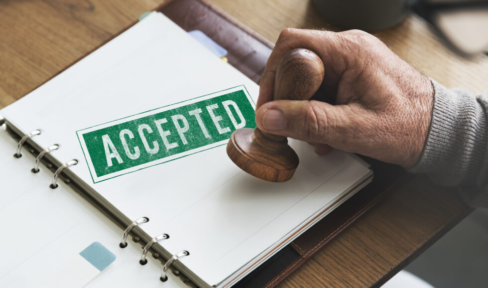 Does an organization applying for a license to provide intermediary payment services have to pay a license fee?
