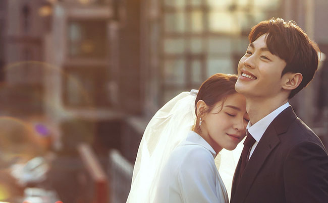 Can a husband who has a permit and work visa sponsor his wife to visit Vietnam?