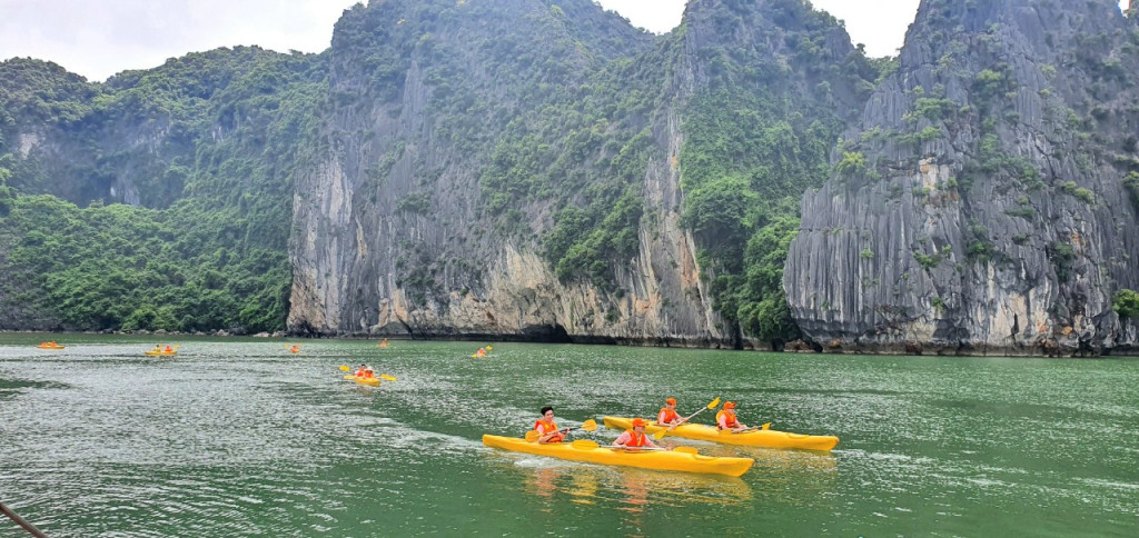 Hoạt động vui chơi giải trí dưới nước trên vùng nước cảng biển thuộc vùng nào?