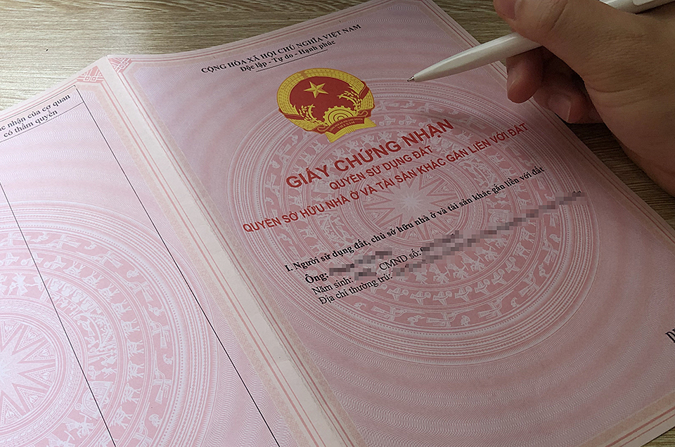 Sang tên sổ đỏ cho con: Nên làm tặng cho hay để thừa kế?