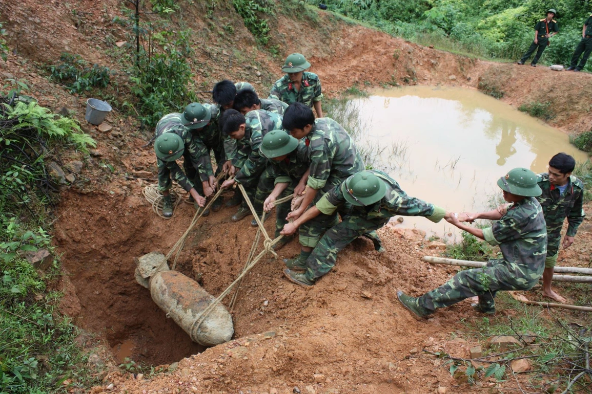 Nguồn tài chính thực hiện hoạt động khắc phục hậu quả bom mìn vật nổ sau chiến tranh có được lấy từ nguồn vốn vay ODA không?