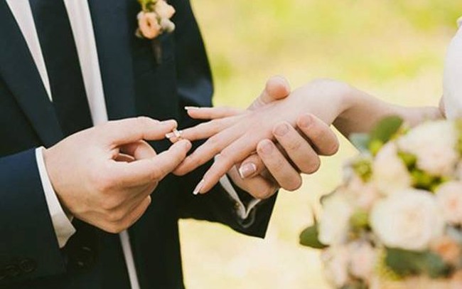 Kết hôn với người chưa đủ tuổi bị xử phạt thế nào?