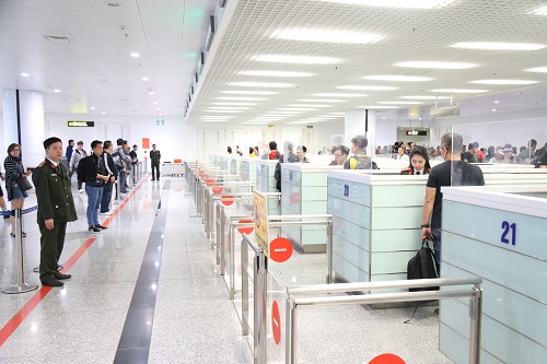 What documents need to be prepared when carrying out procedures for granting entry and exit permits to stateless people residing in Vietnam at the Provincial Police?