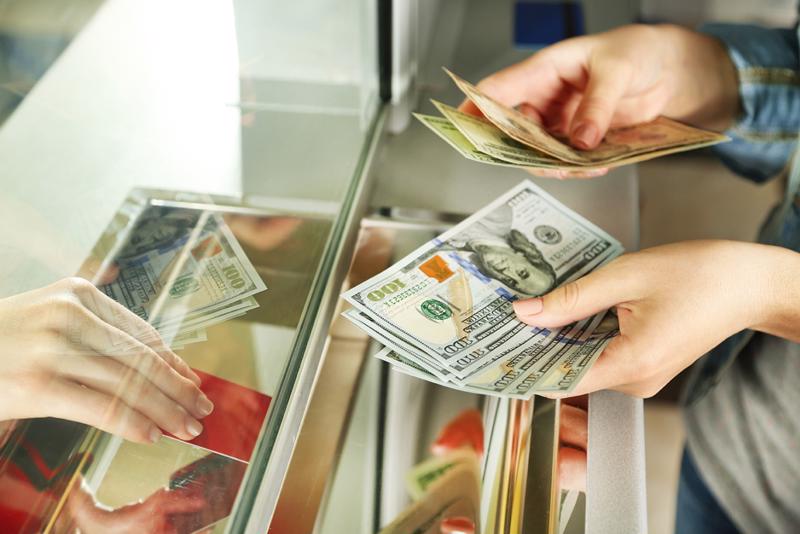 Mua ngoại tệ là gì? Cá nhân mua ngoại tệ để mang ra nước ngoài để chữa bệnh ở nước ngoài được không?