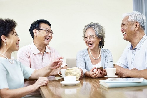 Người lao động cao tuổi làm việc tại công ty có ký hợp đồng lao động lao không?