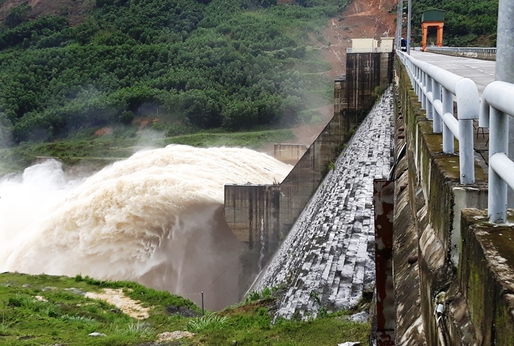 Tính thuế tài nguyên như thế nào đối với hộ gia đình khai thác và sử dụng nước thiên nhiên để sinh hoạt?