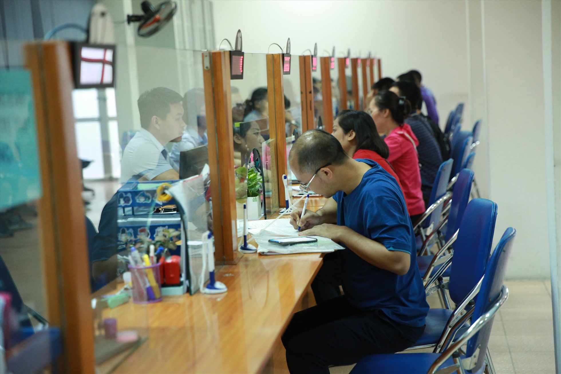 If you want to renounce Vietnamese nationality, where should people residing in the country submit the application? Are you authorized to submit your application?