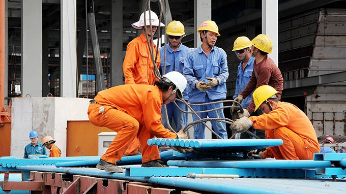 Công ty luật thông báo không đúng thời hạn cho cơ quan có thẩm quyền về việc thuê luật sư nước ngoài thì bị phạt như thế nào?