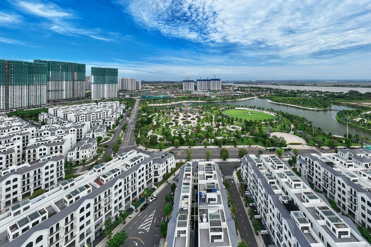 What are the conditions for organizations and individuals when doing real estate business according to the latest regulations?