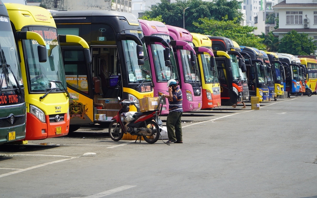 Where should passenger vehicle ban signs be placed according to regulations?