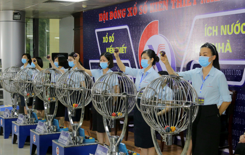 Are stateless people allowed to participate in lottery prizes in Vietnam?