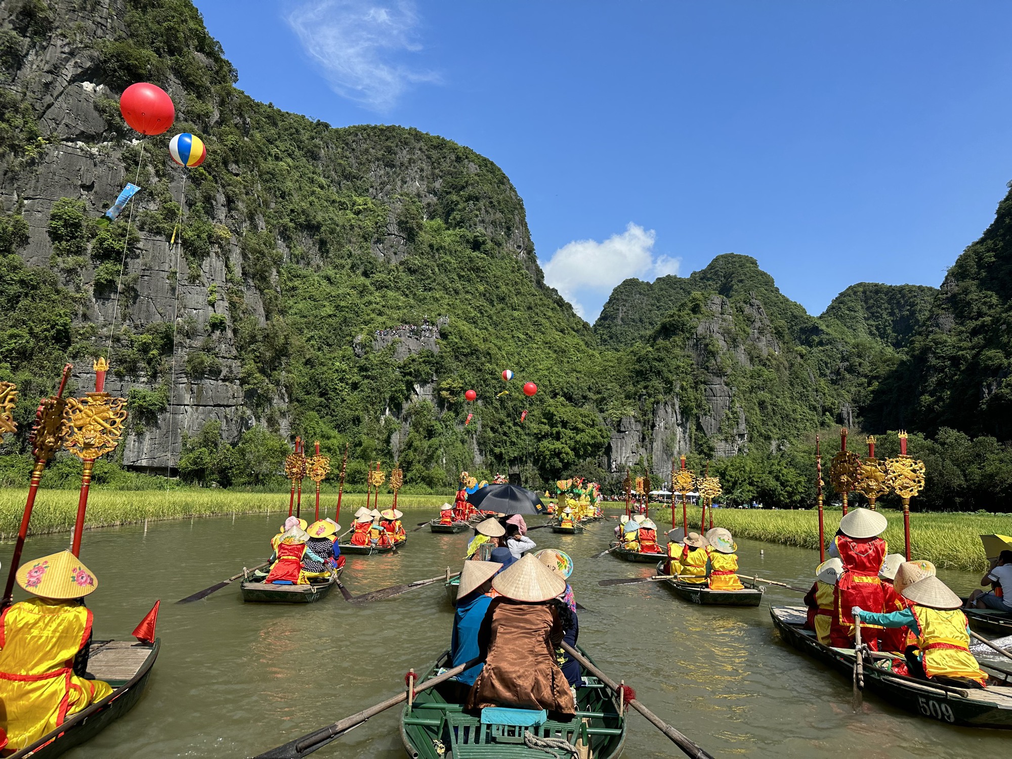 With a tourist visa issued to a foreigner, can this person work in Vietnam? If not, can they apply for a work visa?